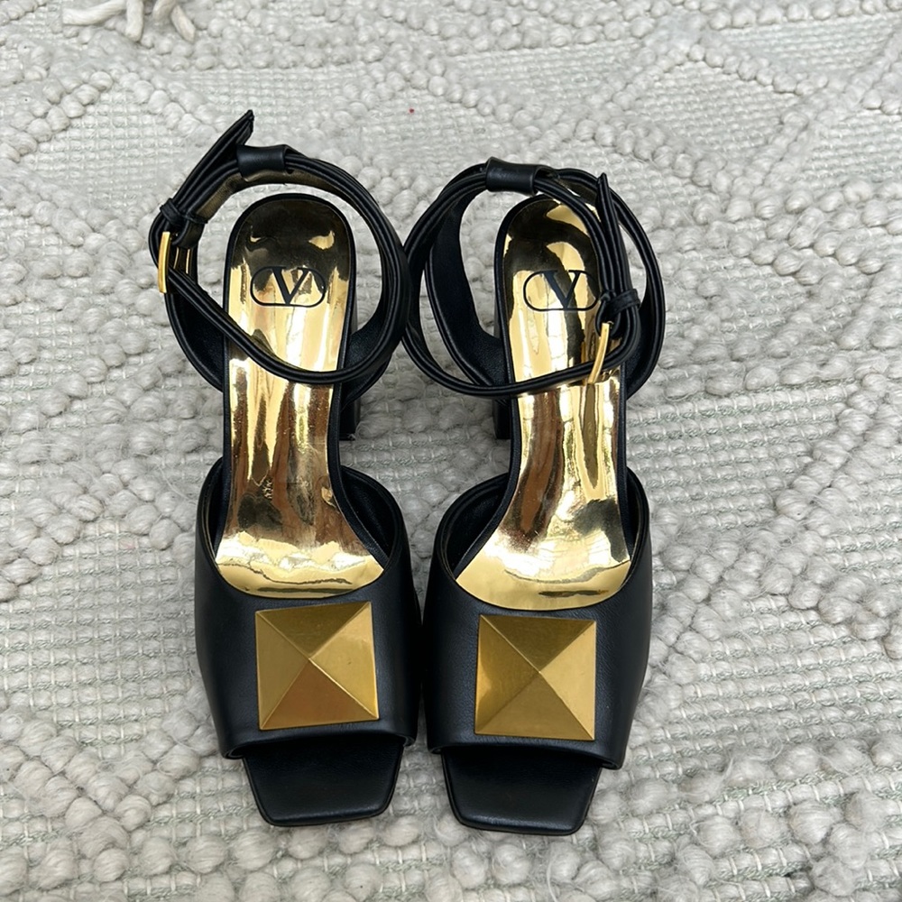One stud sandals size 37